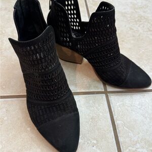 Vince Camuto Niranda Perforated block heel Women's Ankle Booties size 7
